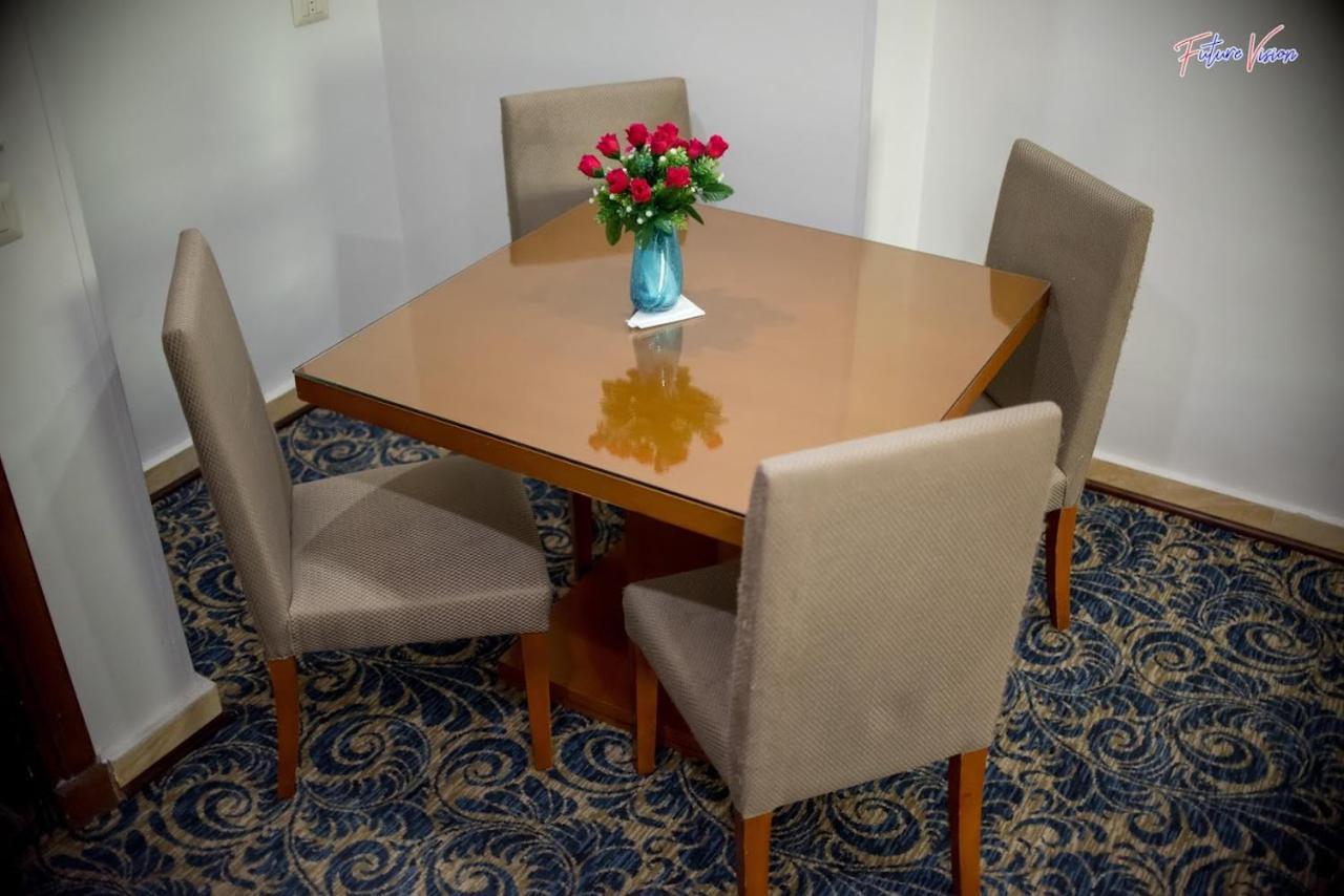 Rehana Plaza Hotel 开罗 外观 照片 A dining table with four chairs